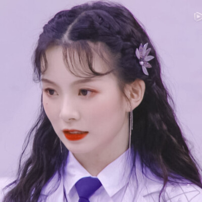 陈卓璇
拿图看简介