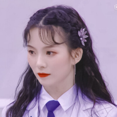 陈卓璇
拿图看简介