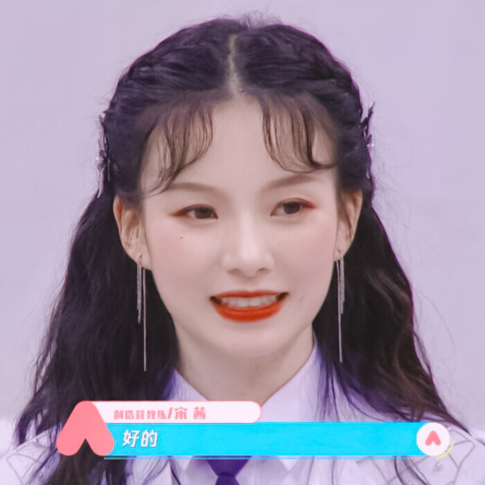 陈卓璇
拿图看简介