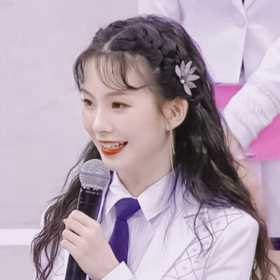 陈卓璇
拿图看简介