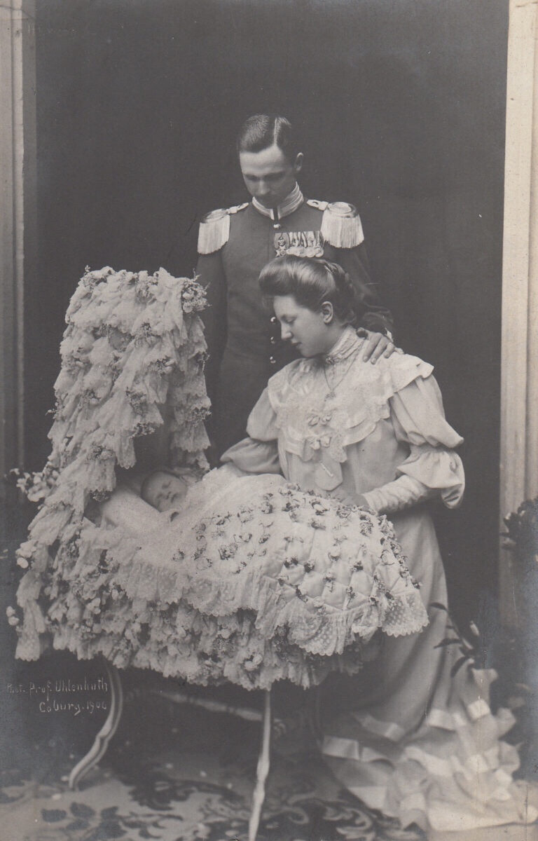 石勒苏益格·荷尔斯泰因州的维多利亚公主阿德莱德与丈夫和儿子，1906年