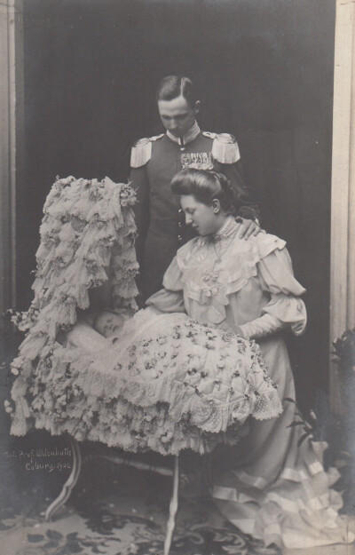 石勒苏益格·荷尔斯泰因州的维多利亚公主阿德莱德与丈夫和儿子，1906年