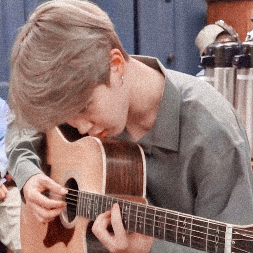 #When your boyfriend picks up the guitar
and plays for you……
：当你的男朋友拿起吉他为你弹奏一首的时候……
©林锡
原截/白荨