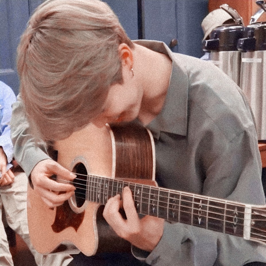 #When your boyfriend picks up the guitar
and plays for you……
：当你的男朋友拿起吉他为你弹奏一首的时候……
©林锡
原截/白荨