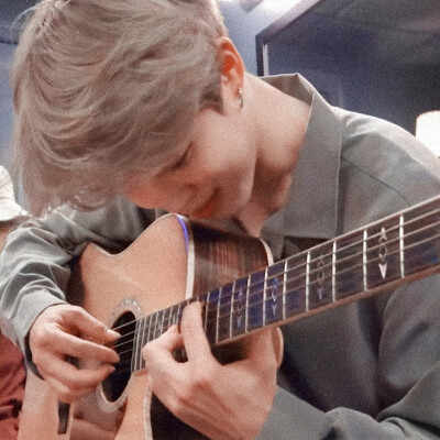 #When your boyfriend picks up the guitar
and plays for you……
：当你的男朋友拿起吉他为你弹奏一首的时候……
©林锡
原截/白荨