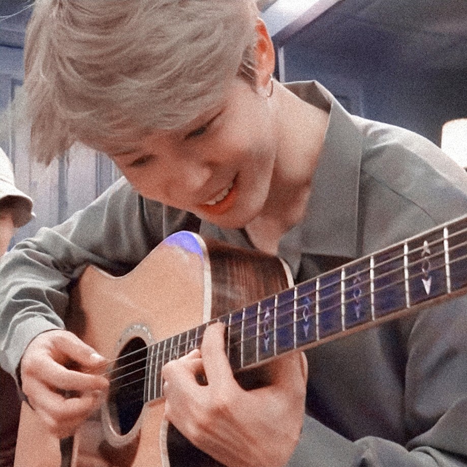 #When your boyfriend picks up the guitar
and plays for you……
：当你的男朋友拿起吉他为你弹奏一首的时候……
©林锡
原截/白荨