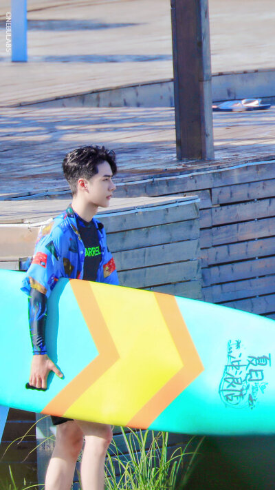 夏日冲浪店王一博 壁纸 王一博壁纸高清 耶啵