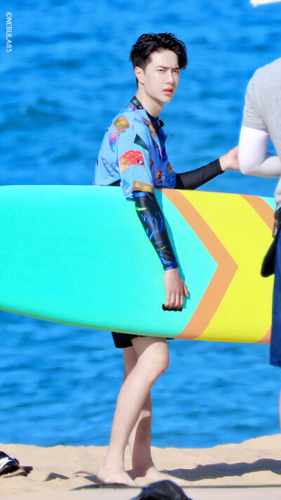 夏日冲浪店王一博 壁纸 王一博壁纸高清 耶啵