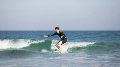 夏日冲浪店王一博 壁纸 王一博壁纸高清 耶啵