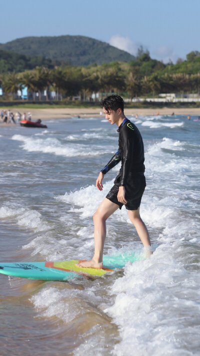 夏日冲浪店王一博 壁纸 王一博壁纸高清 耶啵