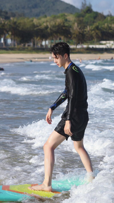 夏日冲浪店王一博 壁纸 王一博壁纸高清 耶啵