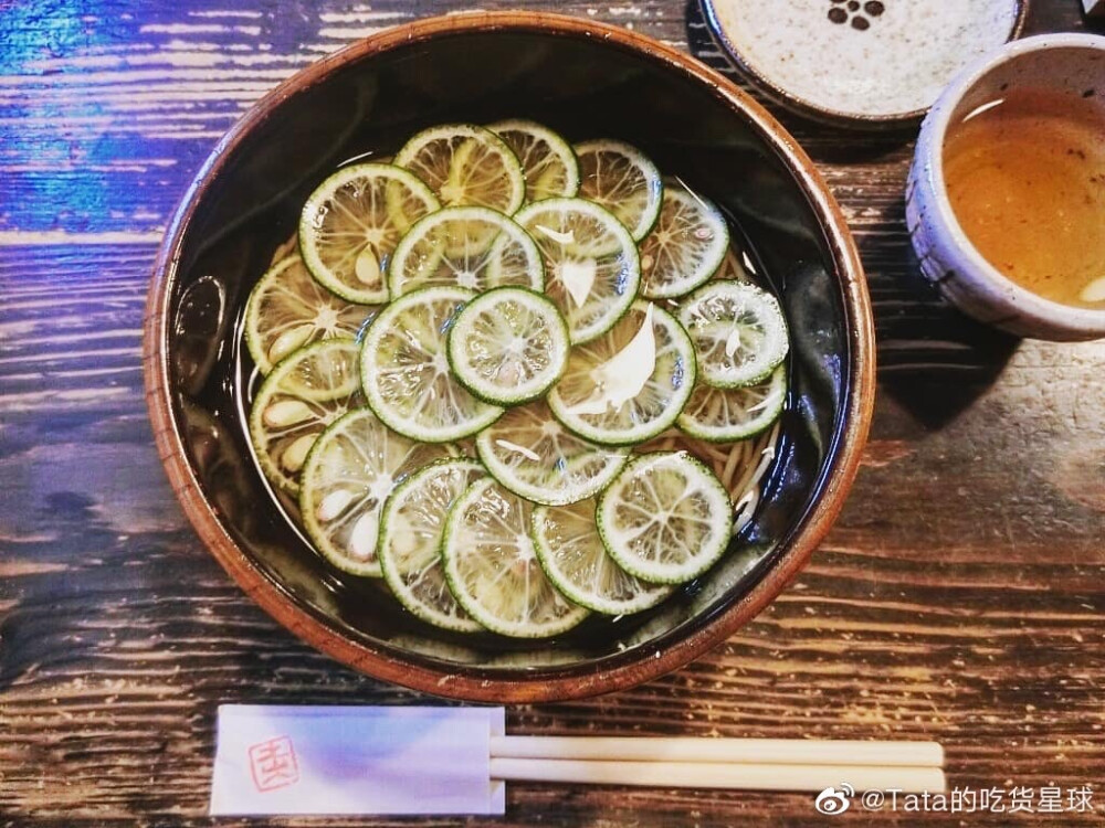 夏日必备！??！清凉感一绝的【酸橘冷荞麦】?。。〈寇衤蠓鄞蛑频能衤竺?，配上清爽可口的汤底，感觉夏日的暑气一下子就消散光了[微风_offline][微风_offline][微风_offline]顺便提一句，这碗荞麦还上过《松子不知道的世界》哦~
【北浜 土山人】
地址：大阪府大阪市中央区伏見町2-4-10
交通：地下鉄御堂筋線 淀屋橋駅11口出步行5分、地下鉄堺筋線 北浜駅6口出 步行3分
营业时间：平日 11:30~14:30、17:30~23:00
周末及节假日 11:30~14:30、17:30～22:00