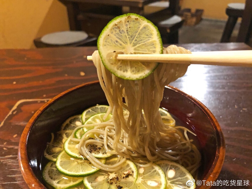 夏日必备?。?！清凉感一绝的【酸橘冷荞麦】?。?！纯荞麦粉打制的荞麦面，配上清爽可口的汤底，感觉夏日的暑气一下子就消散光了[微风_offline][微风_offline][微风_offline]顺便提一句，这碗荞麦还上过《松子不知道的世界》哦~
【北浜 土山人】
地址：大阪府大阪市中央区伏見町2-4-10
交通：地下鉄御堂筋線 淀屋橋駅11口出步行5分、地下鉄堺筋線 北浜駅6口出 步行3分
营业时间：平日 11:30~14:30、17:30~23:00
周末及节假日 11:30~14:30、17:30～22:00