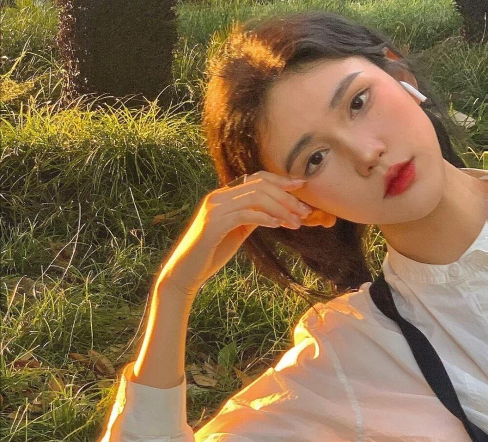 愿以后也有人迢迢千里来看你,悄悄告诉你哪里的花开了 一波欧风头像