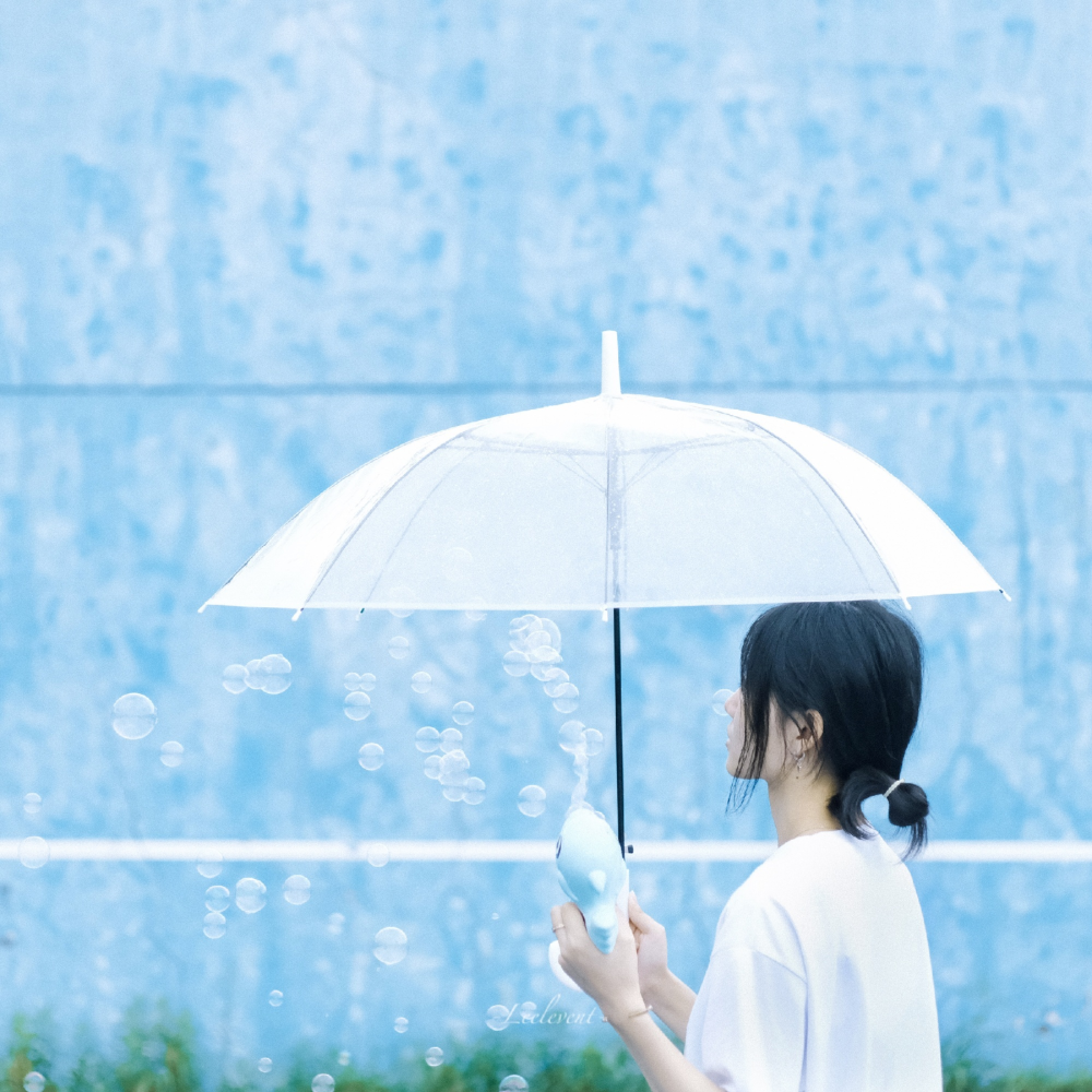 
天青色等烟雨，我在等憨批。
