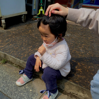 并不是每个少女都会在十六岁遇见一个闪闪发光的人 而是每个少女眼里的光 会在十六岁 洒在一个人身上