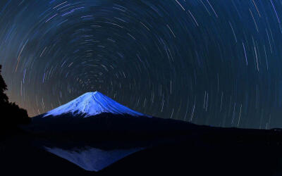 富士山
星轨与日本富士山 Photograph by Prasit Chansareekorn