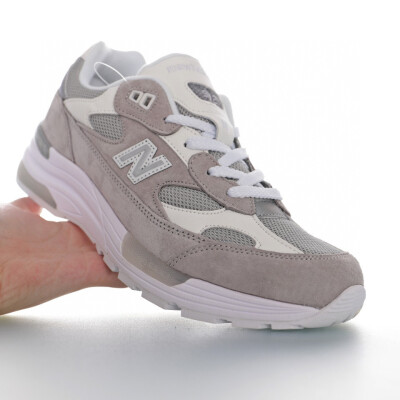 NB新百伦New Balance Made in USA M992 “浅灰白银灰”
为庆祝即将到来的 2020 年， New Balance 将再次带回经典鞋型 992 。此番已经有 4 款配色确定将于明年亮相，包括经典元祖灰配色，搭配格纹色块的深浅不一的蓝…