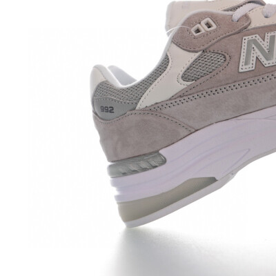 NB新百伦New Balance Made in USA M992 “浅灰白银灰”
为庆祝即将到来的 2020 年， New Balance 将再次带回经典鞋型 992 。此番已经有 4 款配色确定将于明年亮相，包括经典元祖灰配色，搭配格纹色块的深浅不一的蓝…