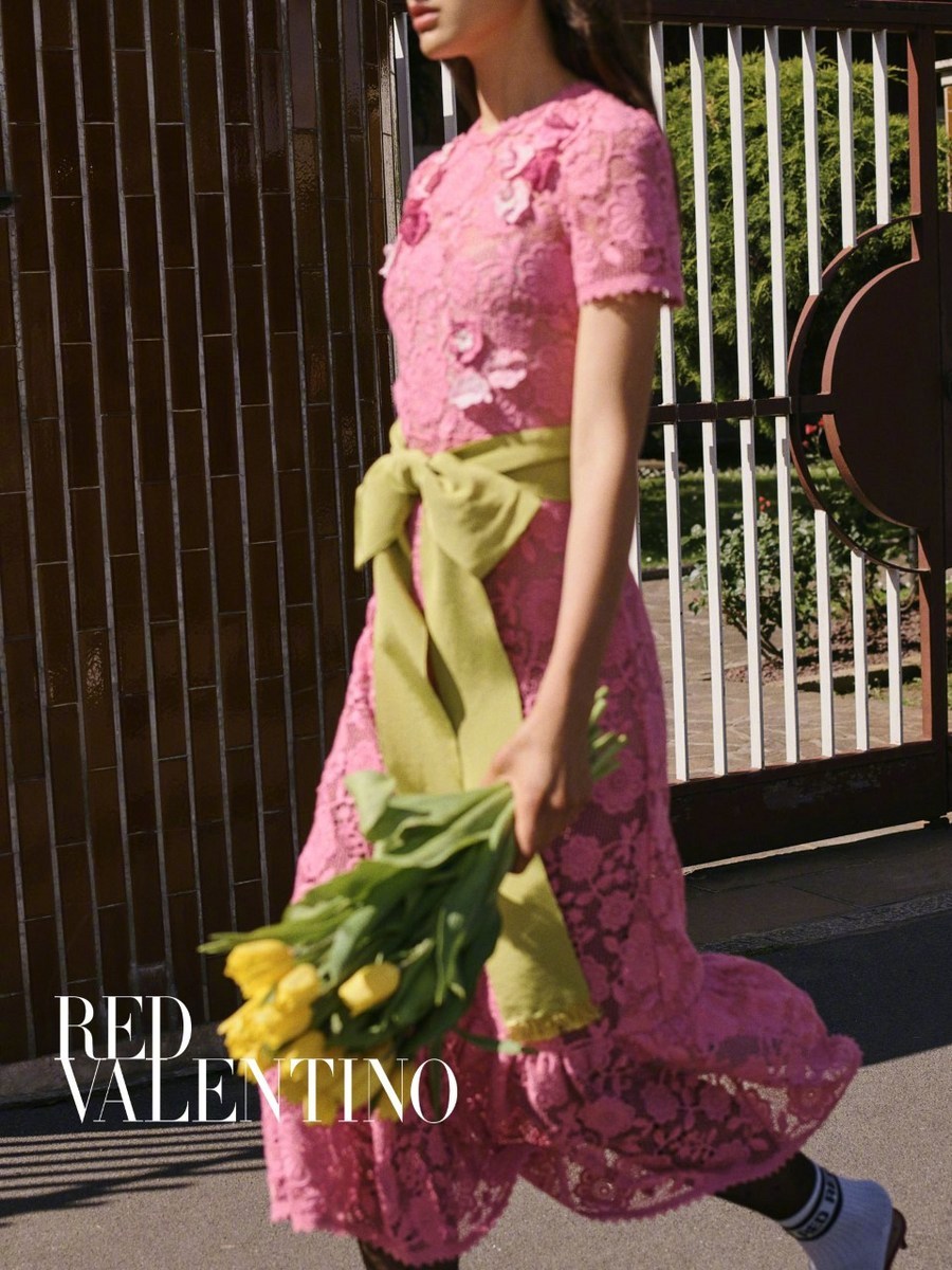 RED Valentino F/W 2020 campaign. 华伦副线秋冬大片, 明媚少女气息。
模特: Teresa Lui, Matilde Giannetti.
摄影: Dario Catellani. ​​​