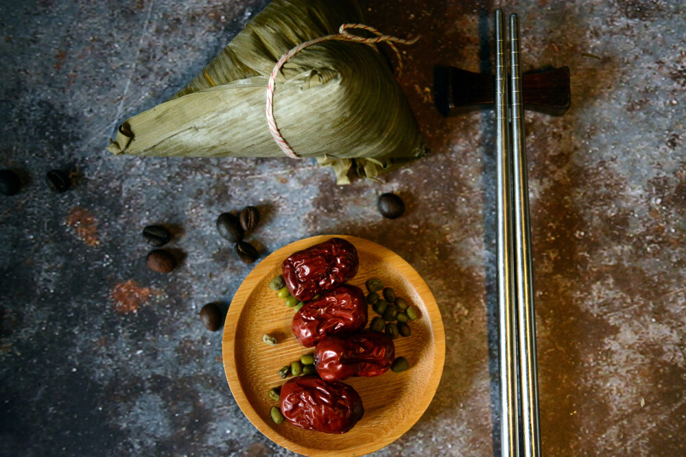 粽子 端午节 煮熟的 食物 食品 美味 甜的 中国食品 传统节日 中国节日 中国传统文化 中国传统美食 屈原 黏 软 江米 三角形 包装 叶子 竹叶 苇叶 静物 绿色 青色 糯米 枣 大枣 红枣 干枣 红色 滋补 绿豆 豆类 杂粮 咖啡豆 饮品 热饮 香醇 木托盘 筷子 中国餐具
