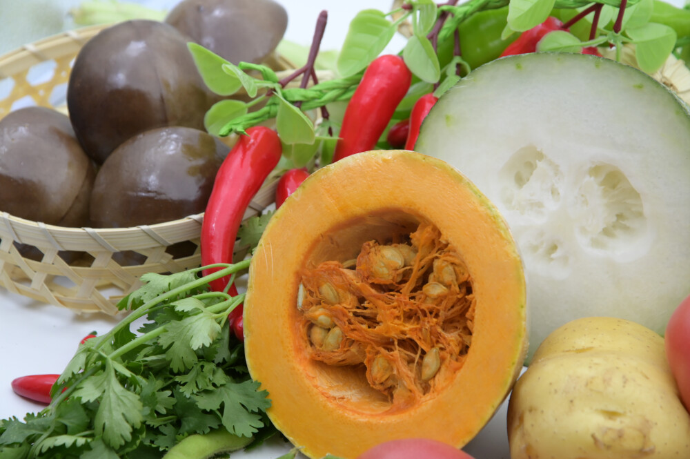 蔬菜 植物 食物 食品 健康 食材 食物原料 营养 膳食纤维 有机食品 绿色食品 健康食品 瘦身 减肥 新鲜 鲜艳 彩色 膳食 饮食 维生素 青菜 特写 白色背景 容器 竹篮子 冬瓜 倭瓜 土豆 马铃薯 辣椒 蘑菇 香菜 油菜 蒜 大蒜 洋白菜 圆白菜 辣 辛辣 红色 白色 绿色 黄色 棕色 切开 手 拿 黄瓜 黄花
