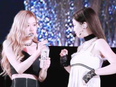 BLACKPINK-ROSÉ JENNIE
禁二改二转 拿图收藏.
by闵江芙 原©firstlove_rose