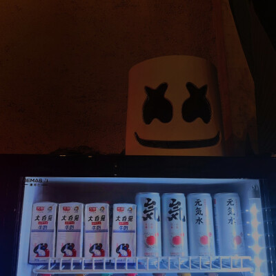 围绕一个冰柜的故事 可做背景图