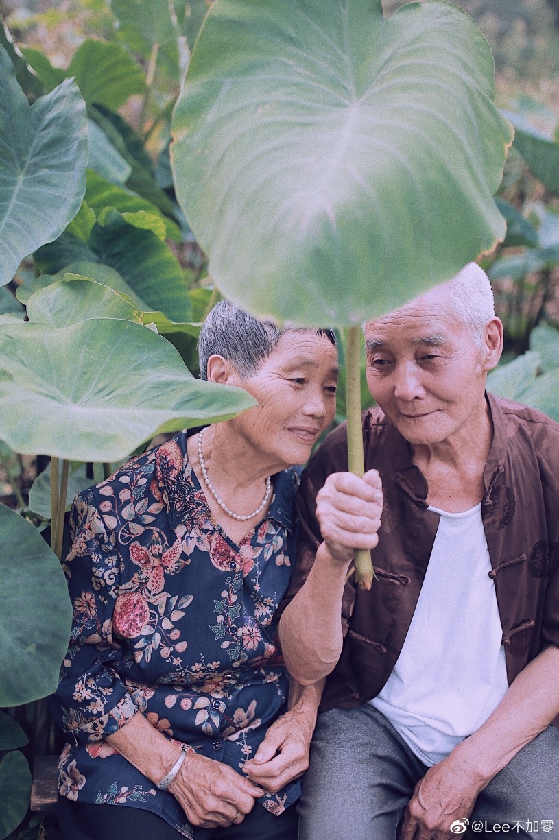 “我能想到最浪漫的事，就是和你一起慢慢变老。
-我： “我们拍一组照片吧”
-外公外婆：“哎呀，不拍不拍”
于是一转身的时间，外婆去洗头发了，外公去换衣服了。哈哈哈真的好可爱。这次算是”蓄谋已久”，但本没打算今天拍的，又算是临时起意。准备不充分，但意外地可爱。
摄影@Lee不加零