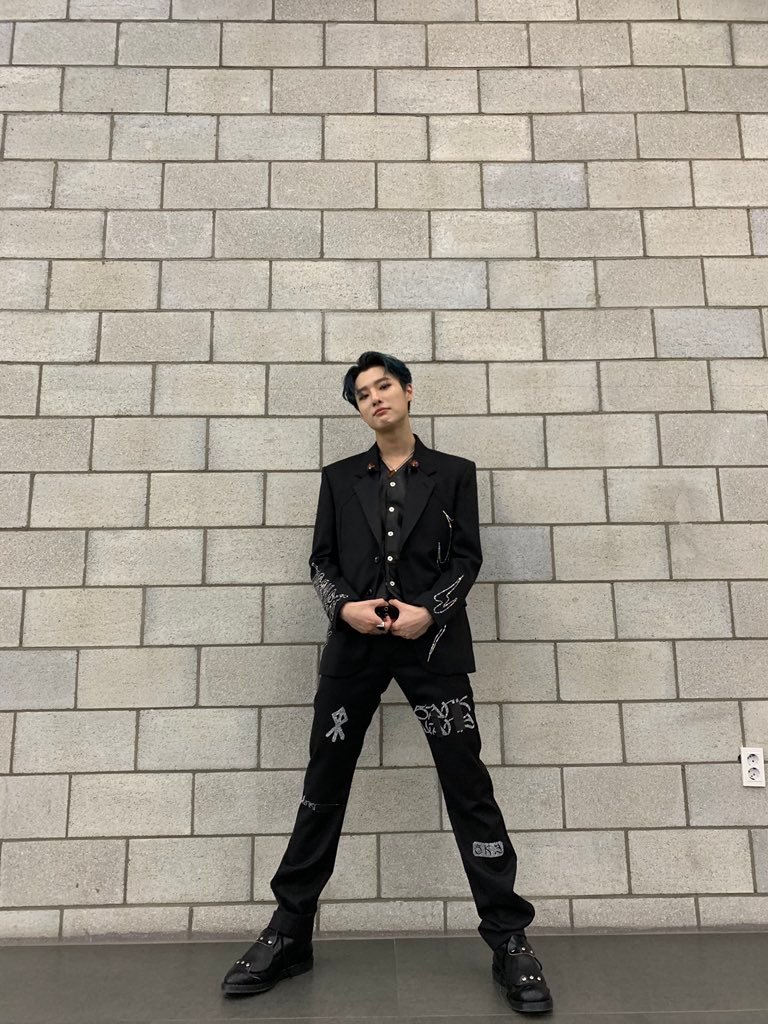 200714 承衍官推更新：
[STAFF HARD]  
20.07.14
今天的 #theshow
WOODZ OOTD 咔嚓
蔚蓝地(Love Me Harder)
#WOODZ #曹承衍 #EQUAL #蔚蓝地
#WOODZ_OOTD #OOTD