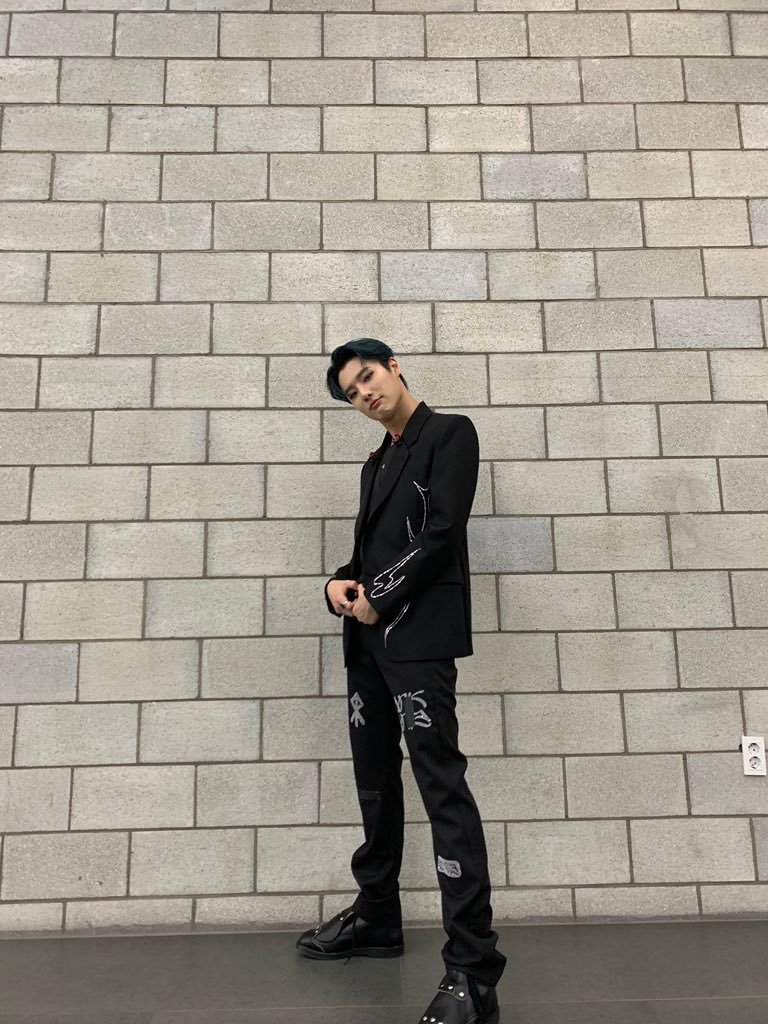 200714 承衍官推更新：
[STAFF HARD]  
20.07.14
今天的 #theshow
WOODZ OOTD 咔嚓
蔚蓝地(Love Me Harder)
#WOODZ #曹承衍 #EQUAL #蔚蓝地
#WOODZ_OOTD #OOTD