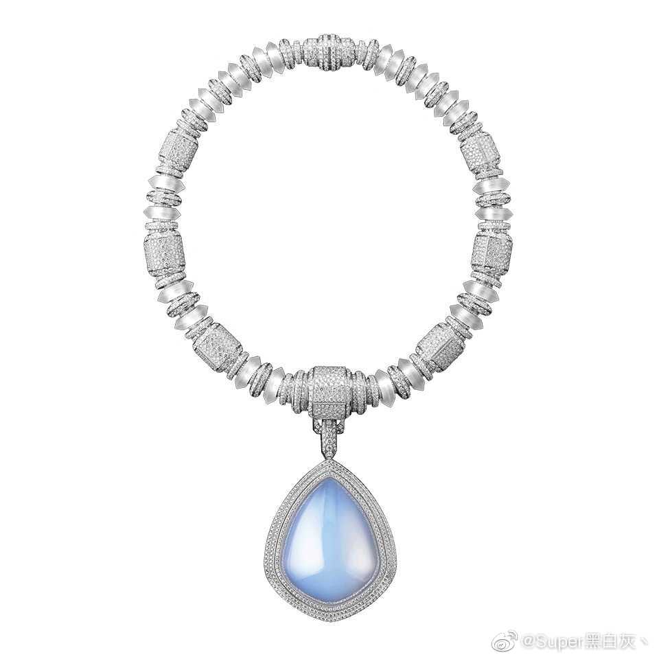 Boucheron 推出新一季高级珠宝系列——「Contemplation」，灵感源自变幻莫测的天空美景。新系列共由67件单品组成，汇集浮云、繁星、细雨、飞鸟、羽毛等转瞬即逝的浪漫意象，设计师巧妙运用宝石叠镶、串珠长链、雕纹母贝、悬空镶嵌等结构，展现轻柔而朦胧的视觉效果。 ​​​