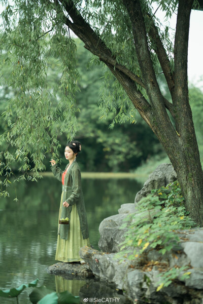 「小庭·夏深」
-树阴满地日当午
-梦觉流莺时一声
出镜@陈喜悦耶
摄影@SieCATHY
感恩@请叫我安静大叔 @戚天
耳环@月光石头
长衫@绫波传统服饰
戒指@见山观水
#杭州约拍##汉民族传统服饰##约拍# 