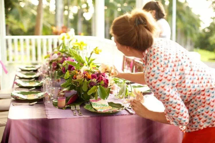 阿瑞莉亚的花艺从色彩、构图到花器，非常的优美，有一种入画的典雅气质，许多人向她学习花艺，她总会从自己的母亲说起。
她的母亲是一位荷兰的艺术家，从小看着母亲描绘着家里花园中的花花草草，学声乐的阿瑞莉亚不知不觉接受了这样的美学薰陶。