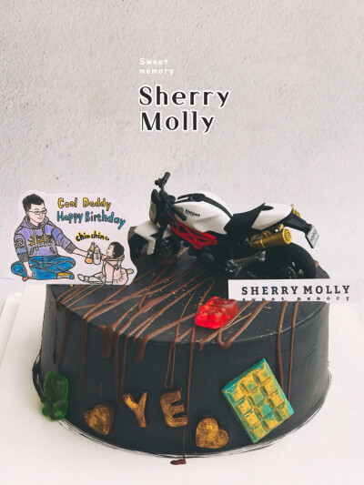 #SHERRY Molly家の下午茶#—『原味cake』给男生的生日cake～想要酷一点哒 暗黑系蛋糕样子 摩托车助阵 小YE也安排上 再点缀一些熊仔糖～ 一边是酷daddy 一边是超级奶爸