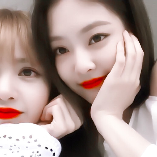 Lisa X Jennie.
川 渝 小 辞 & 裴 子 澄.
cr.江纪然。