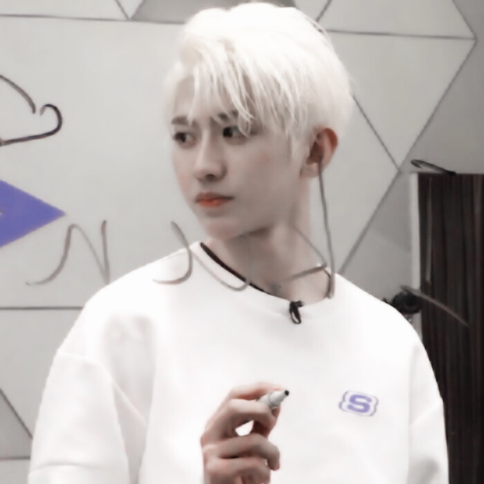 
：恩...葵葵要选哪个好呢...
原截顾玫玖.