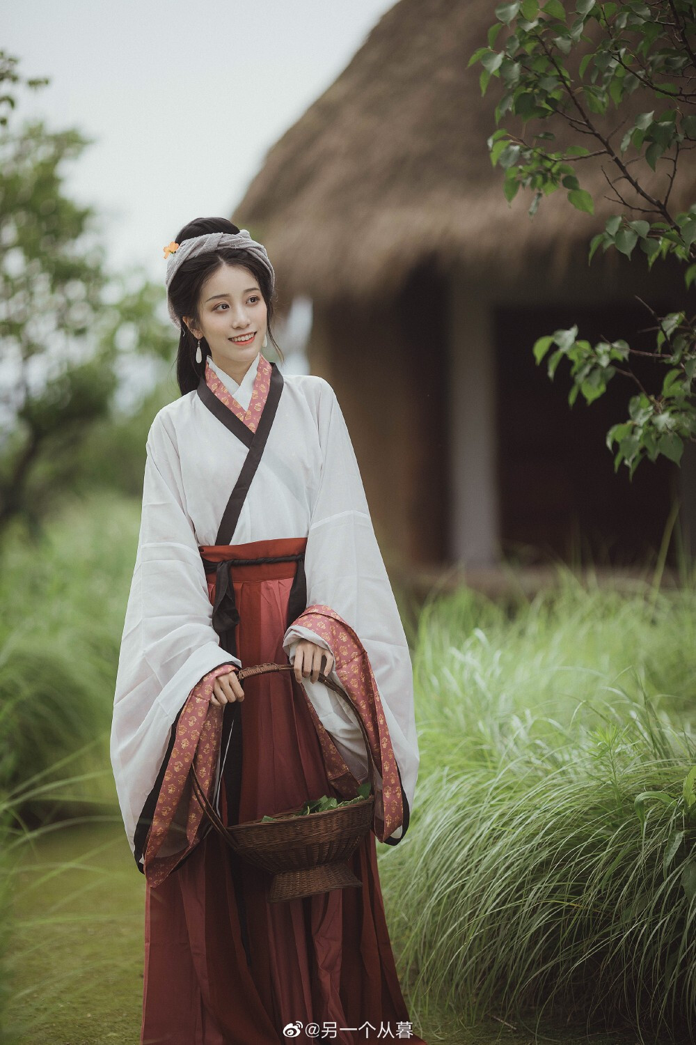 #杭州约拍##汉服摄影#
日出东南隅，照我秦氏楼。
秦氏有好女，自名为罗敷。
罗敷喜蚕桑，采桑城南隅。
青丝为笼系，桂枝为笼钩。
头上倭堕髻，耳中明月珠。
缃绮为下裙，紫绮为上襦。
行者见罗敷，下担捋髭须。
少年见罗敷，脱帽着帩头。
耕者忘其犁，锄者忘其锄。
来归相怨怒，但坐观罗敷。
……
/陌上桑 罗敷
出镜：@小清菡呀
摄影：@另一个从暮
服装：@上遥居汉服
妆造：@半月绾
#人像摄影##汉服#