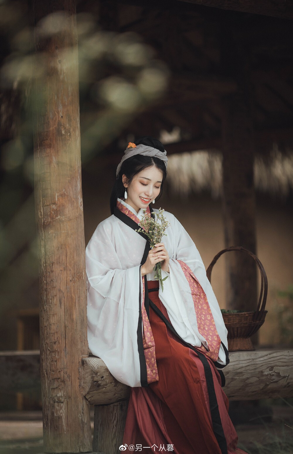 #杭州约拍##汉服摄影#
日出东南隅,照我秦氏楼。
秦氏有好女,自名为罗敷。
罗敷喜蚕桑,采桑城南隅。
青丝为笼系,桂枝为笼钩。
头上倭堕髻,耳中明月珠。
缃绮为下裙,紫绮为上襦。
行者见罗敷,下担捋髭须。
少年见罗敷,脱帽着帩头。
耕者忘其犁,锄者忘其锄。
来归相怨怒,但坐观罗敷。
……
/陌上桑 罗敷
出镜:@小清菡呀
摄影:@另一个从暮
服装:@上遥居汉服
妆造:@半月绾
#人像摄影##汉服#