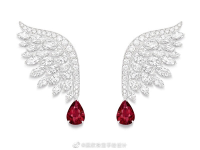 Piaget 推出新一季高级珠宝系列——「Wings Of Light」，分别以阳光热带、静谧绿洲、夕阳余晖为灵感主题，描绘一只飞鸟的天空环游之旅。新作以大颗粒钻石和彩宝为主石，搭配细工镶嵌工艺、宝石铺陈来突出「飞翅」元…