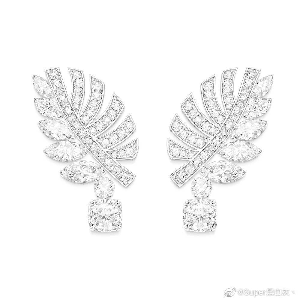 Piaget 推出新一季高级珠宝系列——「Wings Of Light」，分别以阳光热带、静谧绿洲、夕阳余晖为灵感主题，描绘一只飞鸟的天空环游之旅。新作以大颗粒钻石和彩宝为主石，搭配细工镶嵌工艺、宝石铺陈来突出「飞翅」元素，风格简约而自然。 ​​​