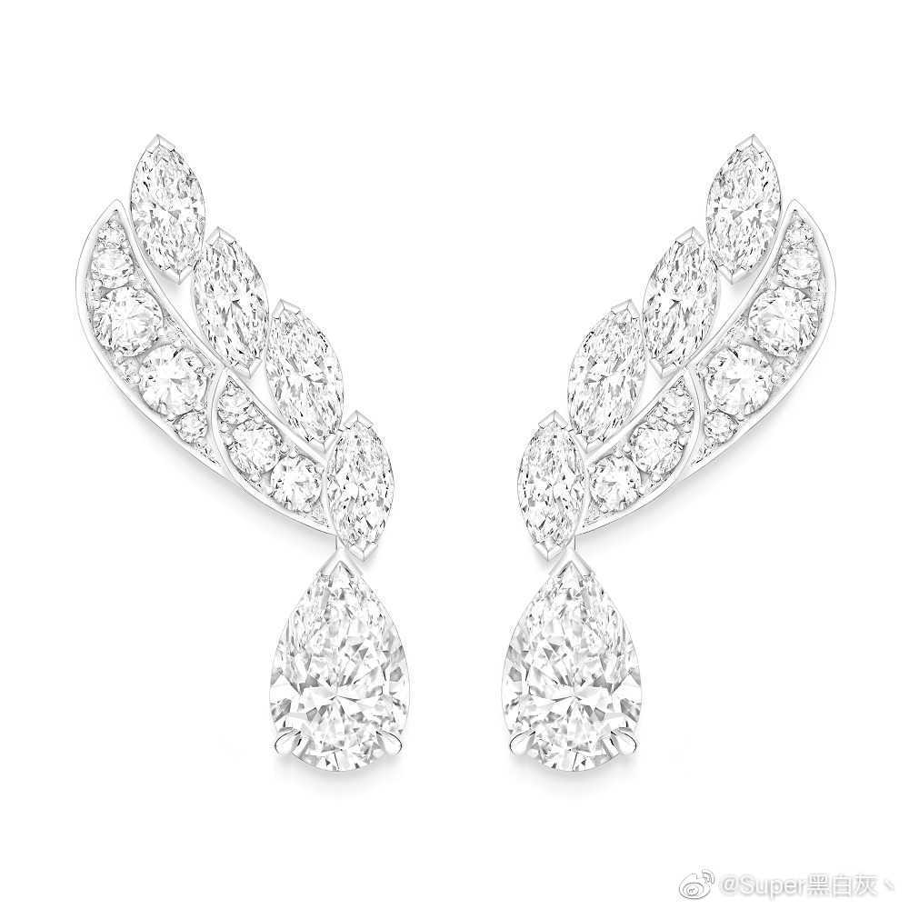 Piaget 推出新一季高级珠宝系列——「Wings Of Light」，分别以阳光热带、静谧绿洲、夕阳余晖为灵感主题，描绘一只飞鸟的天空环游之旅。新作以大颗粒钻石和彩宝为主石，搭配细工镶嵌工艺、宝石铺陈来突出「飞翅」元素，风格简约而自然。 ​​​