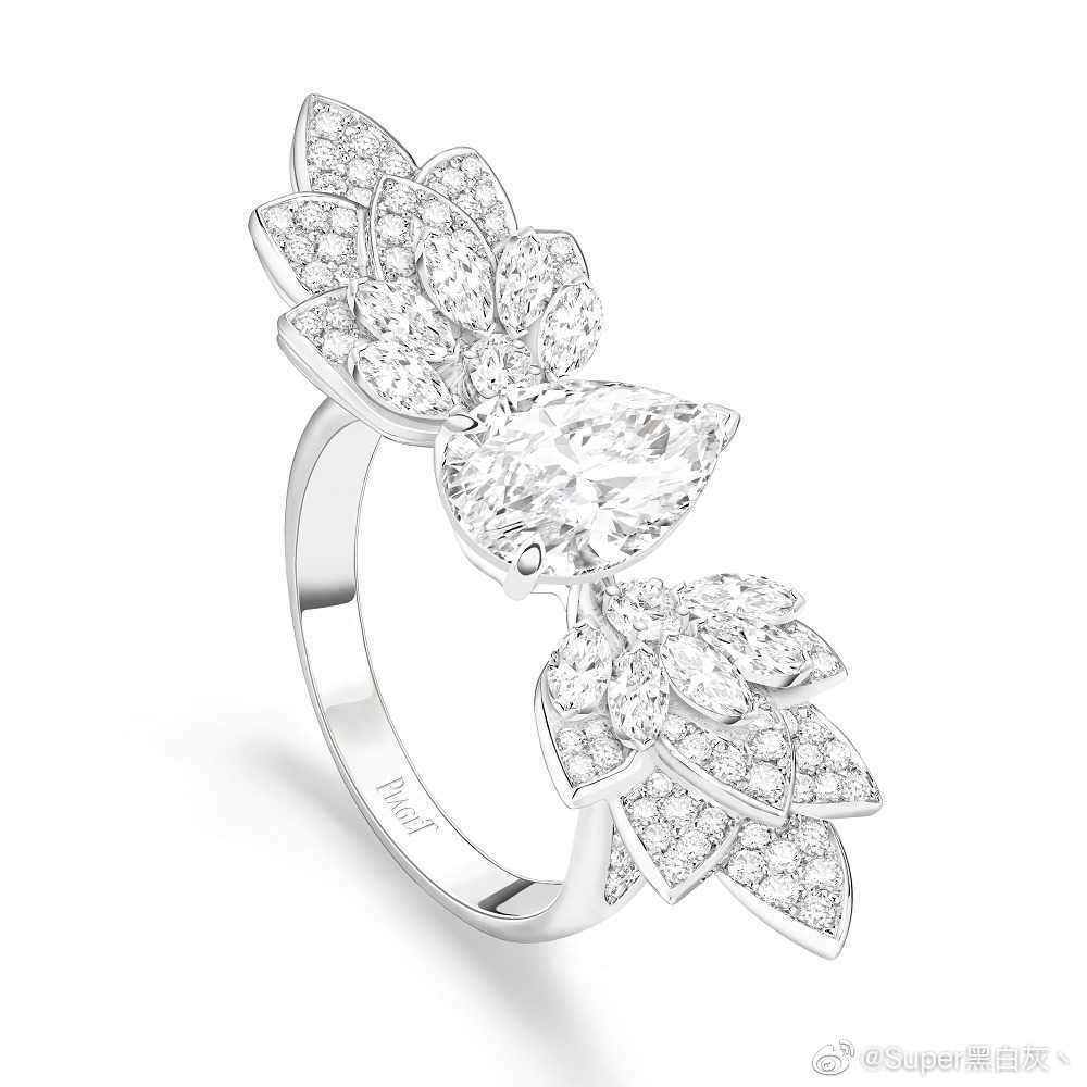 Piaget 推出新一季高级珠宝系列——「Wings Of Light」，分别以阳光热带、静谧绿洲、夕阳余晖为灵感主题，描绘一只飞鸟的天空环游之旅。新作以大颗粒钻石和彩宝为主石，搭配细工镶嵌工艺、宝石铺陈来突出「飞翅」元素，风格简约而自然。 ​​​