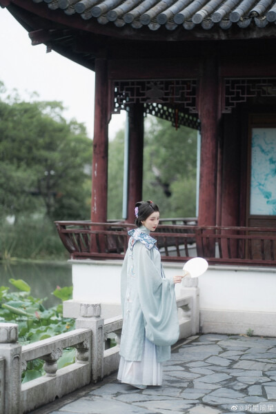 【白莲】
摄影/后期/妆造：@喻星喻星
出境：@-金儿er
#苏州约拍##汉服约拍##上海约拍# ​​​