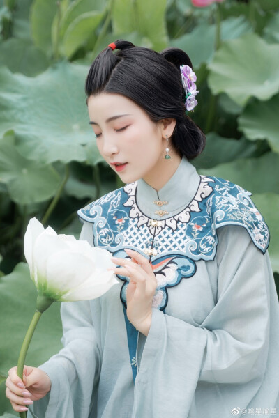 【白莲】
摄影/后期/妆造：@喻星喻星
出境：@-金儿er
#苏州约拍##汉服约拍##上海约拍# ​​​