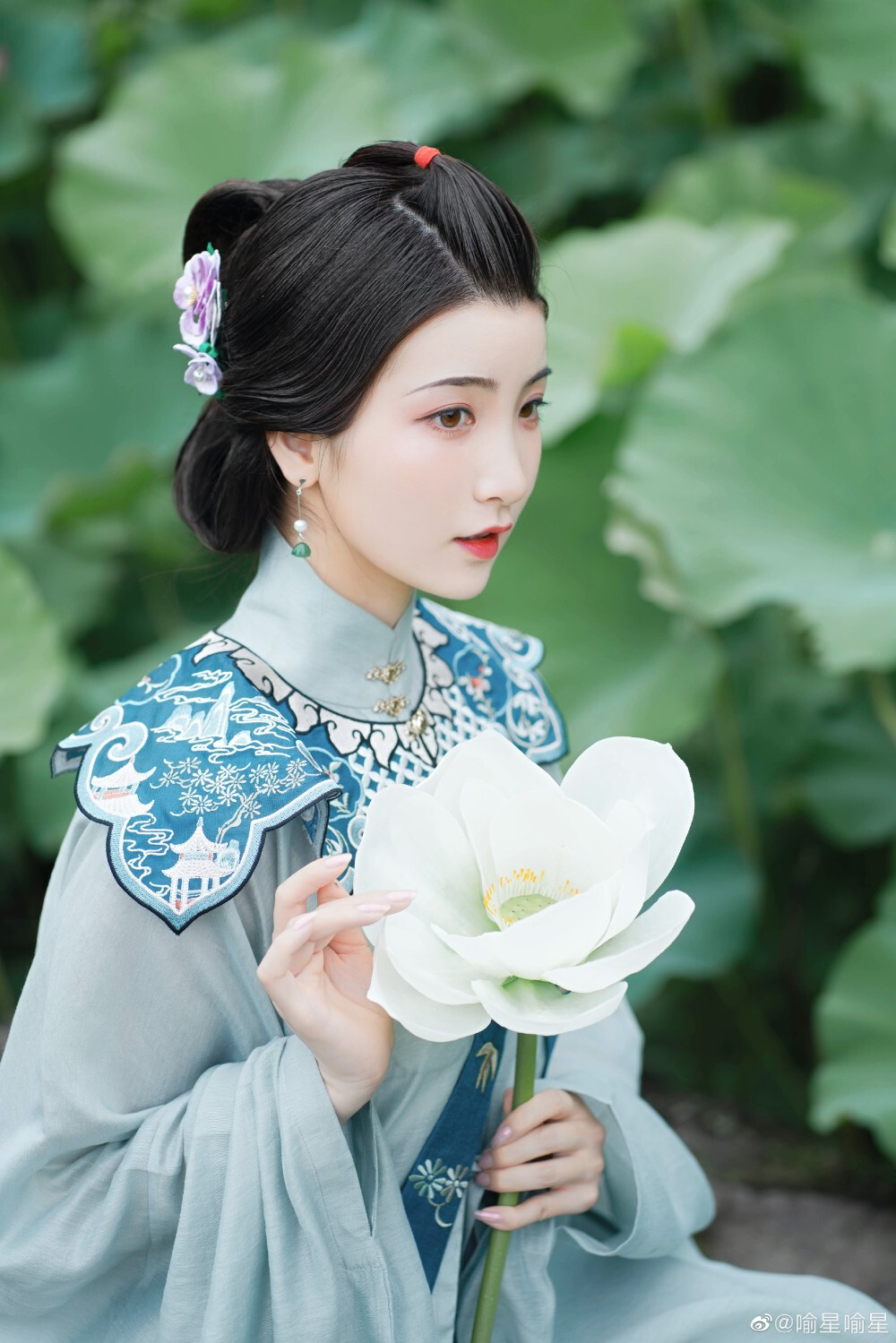 【白莲】
摄影/后期/妆造：@喻星喻星
出境：@-金儿er
#苏州约拍##汉服约拍##上海约拍# ​​​