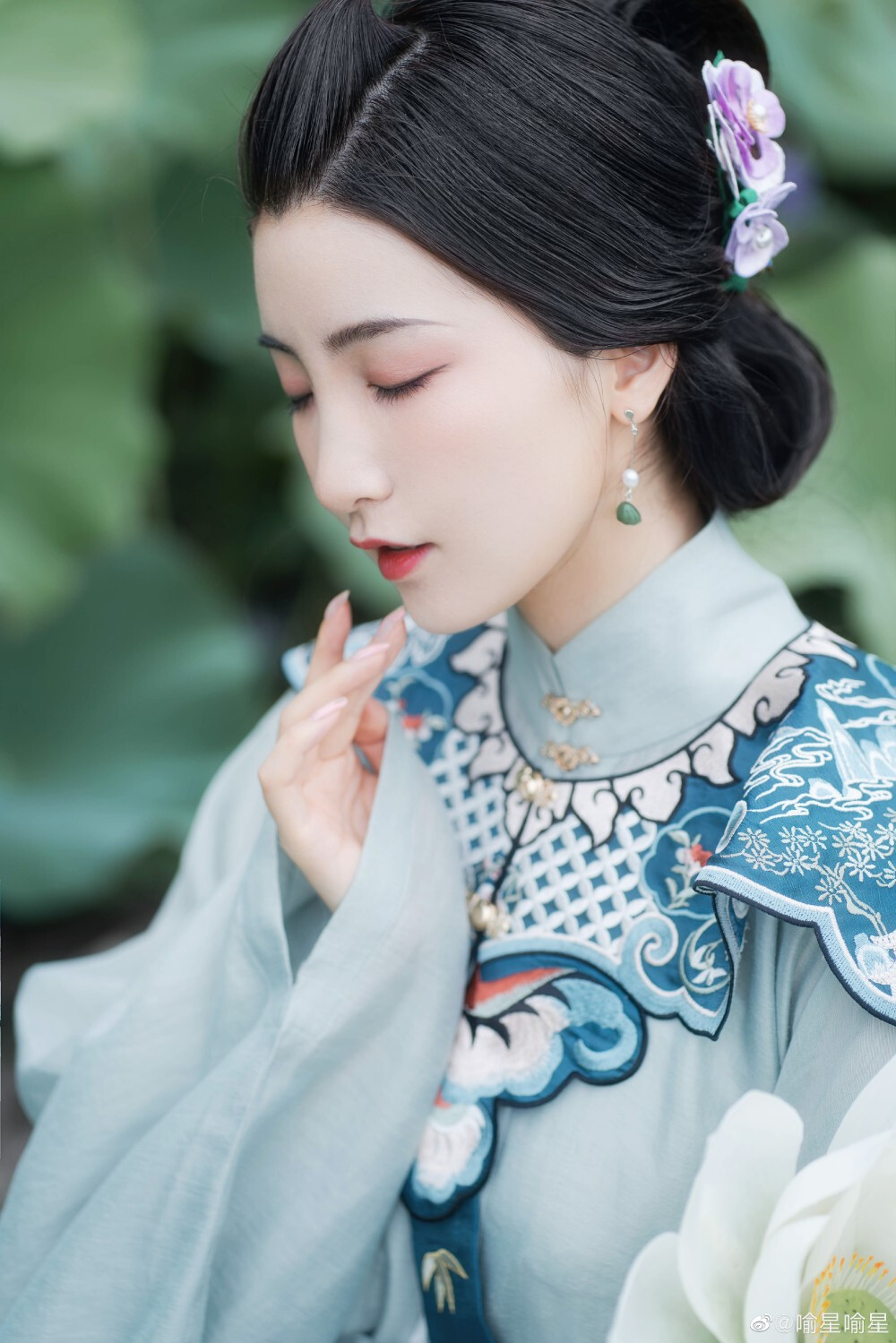 【白莲】
摄影/后期/妆造：@喻星喻星
出境：@-金儿er
#苏州约拍##汉服约拍##上海约拍# ​​​