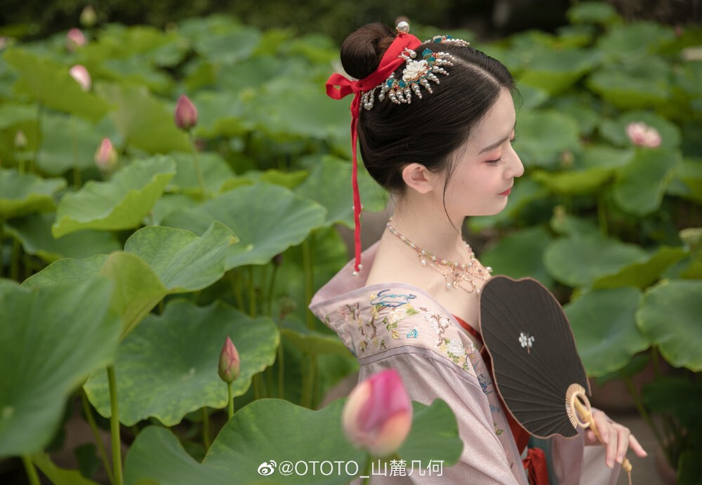 #摄影##汉服#
夏。
摄影：@萳歌- ​​​
汉服：@重回汉唐汉服店 忆南风
模特：@OTOTO_山麓几何
同行小伙伴：@喃婻0
发饰：青荷记忆-故梦倾城传统工艺 @风雪初晴原创设计首饰
拍摄地：成都老桂湖公园