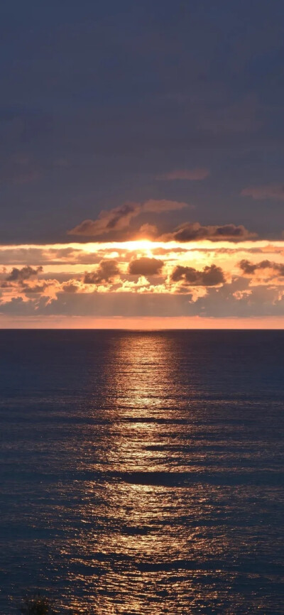 夕阳西下 手机壁纸 天空与海
落日余晖，待你而归