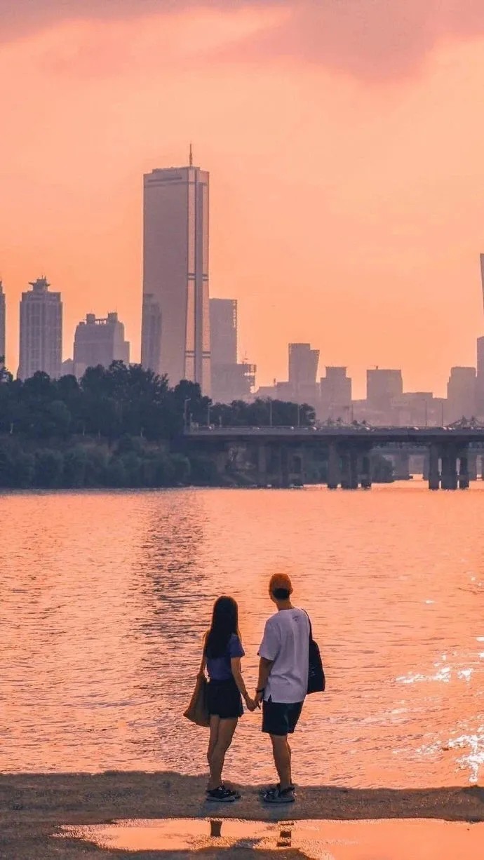 夕阳西下 手机壁纸 天空与海
落日余晖，待你而归